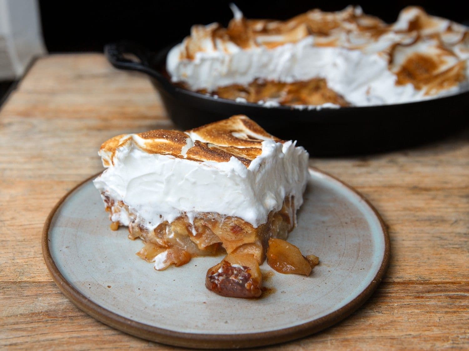 Gebakken appel met broodpudding en meringue