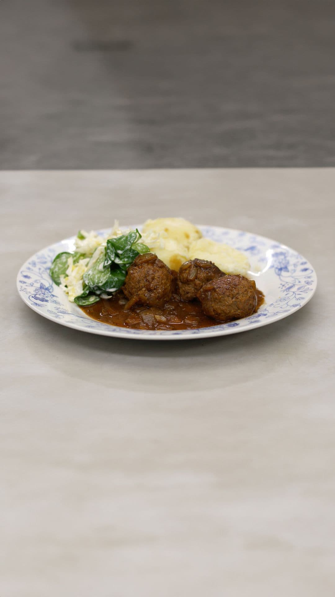 Gehaktballen in stout met veldsla, witloof en aardappelen