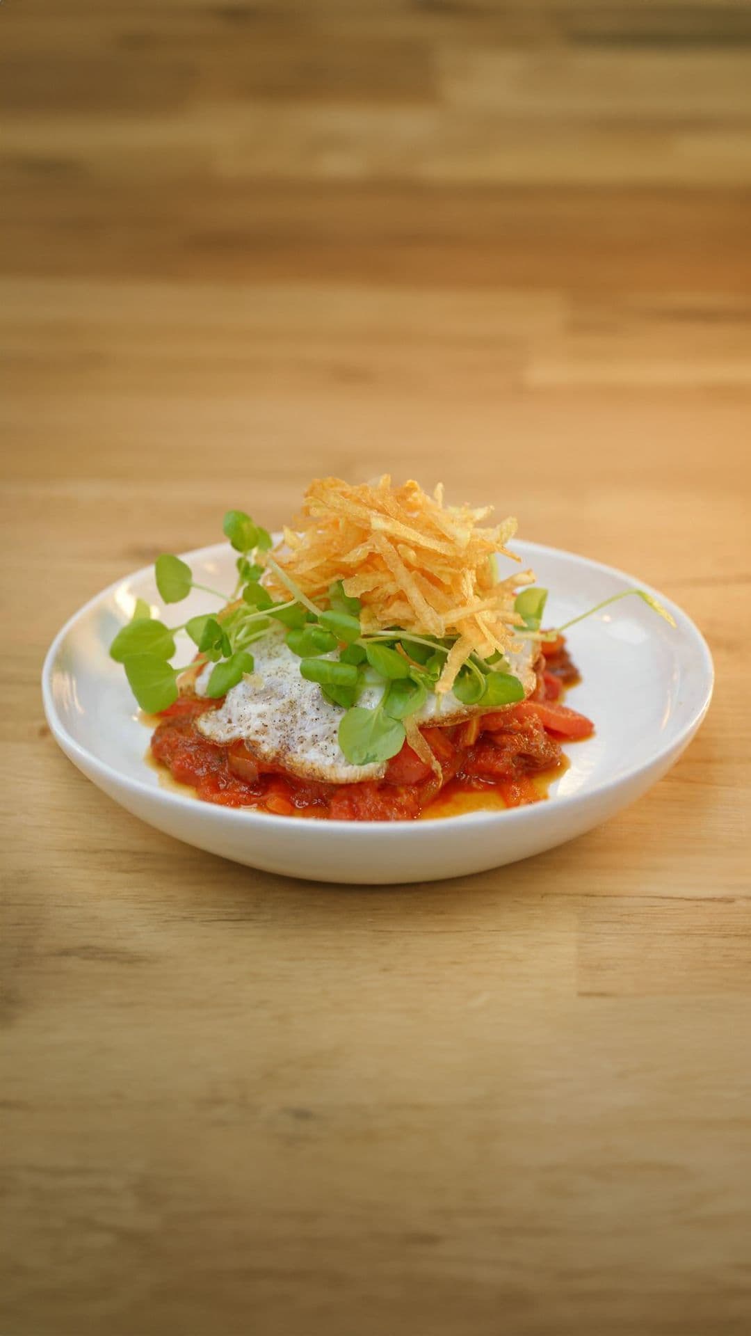 Stoofpotje van chorizo en paprika met crumble van aardappel en een spiegeleitje