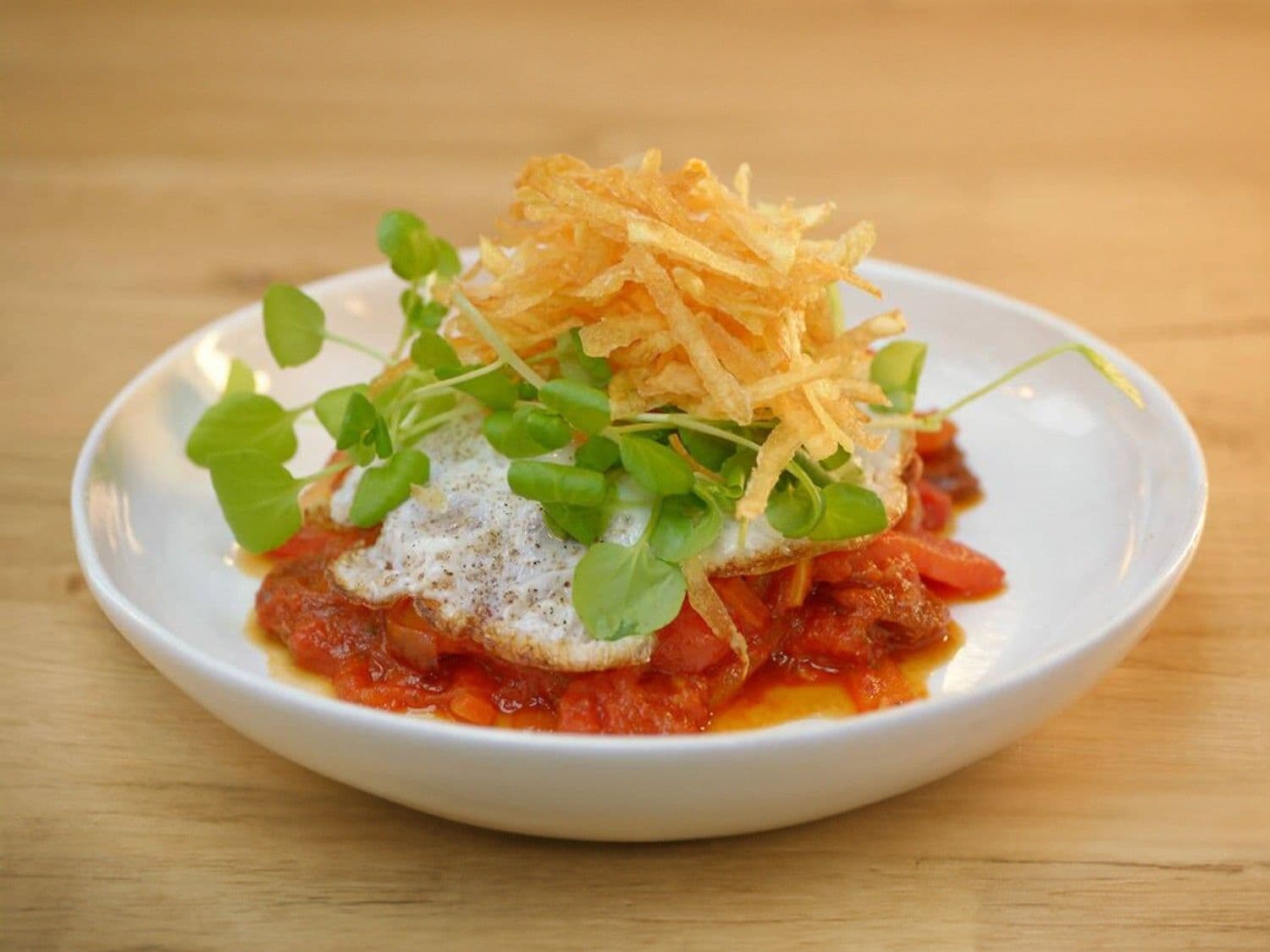 Stoofpotje van chorizo en paprika met crumble van aardappel en een spiegeleitje