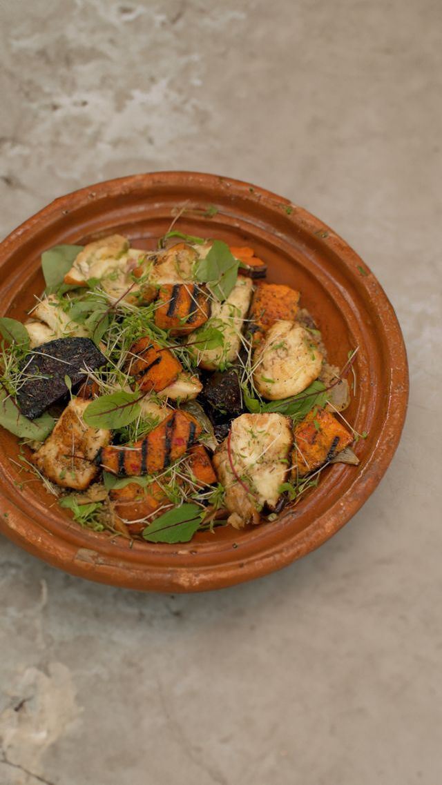 Gekarameliseerde halloumi met gegrilde wintergroenten en quinoa