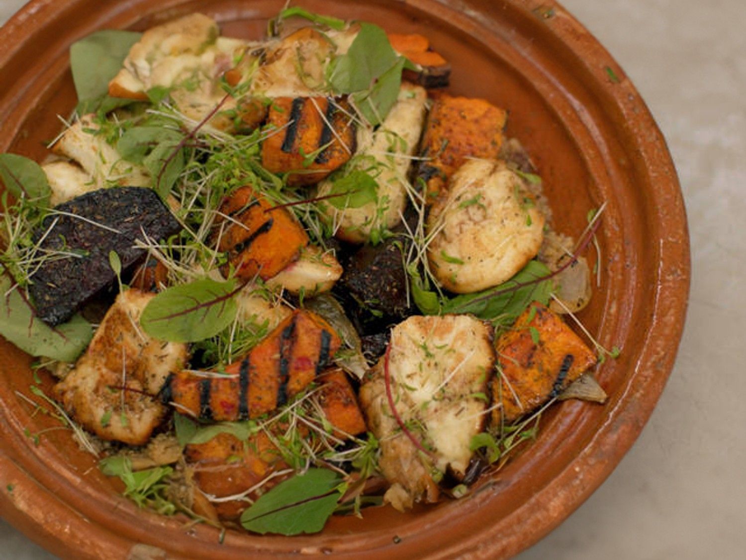 Gekarameliseerde halloumi met gegrilde wintergroenten en quinoa
