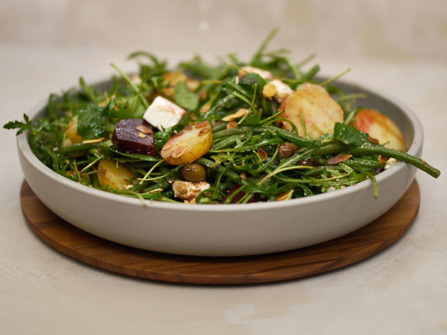 Lauwe salade met aardappel, rode biet, feta en amandelnoot