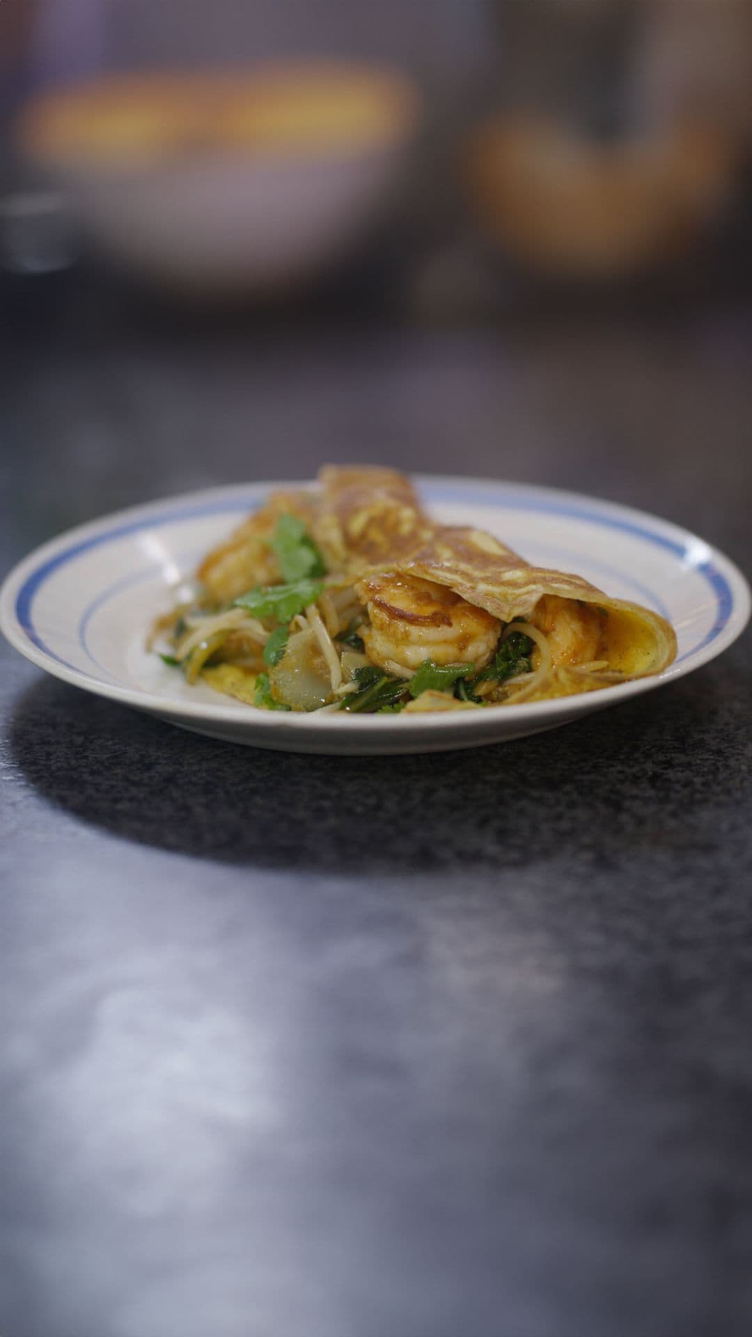 Omelet met scampi en sojascheuten