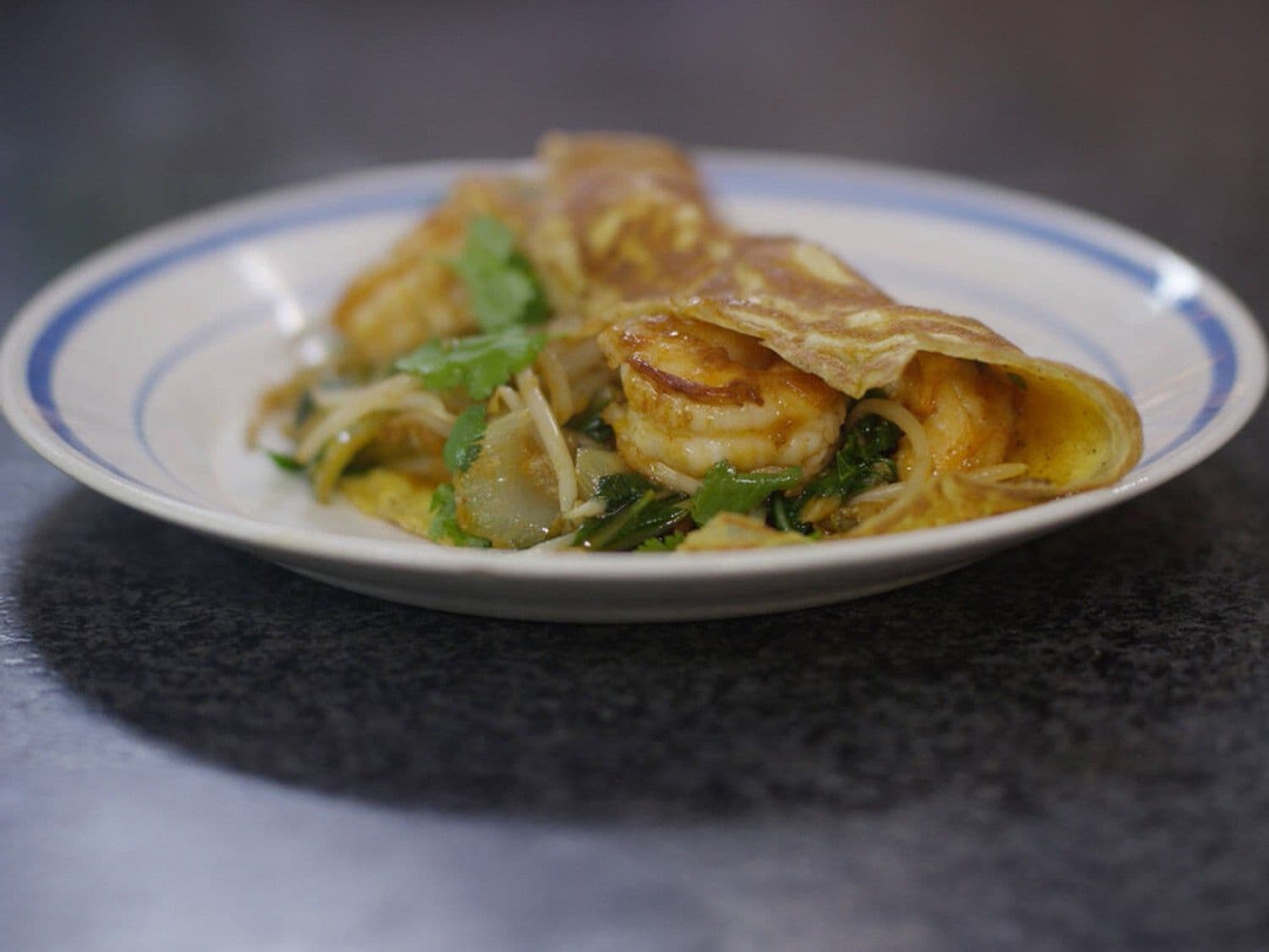 Omelet met scampi en sojascheuten