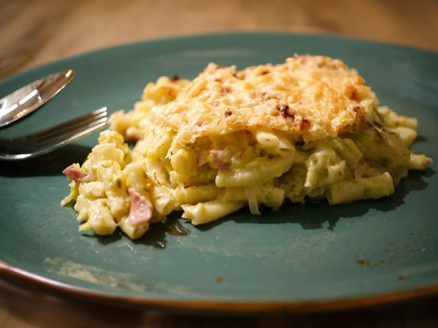 Macaroni met hesp, kaas en spruitjes