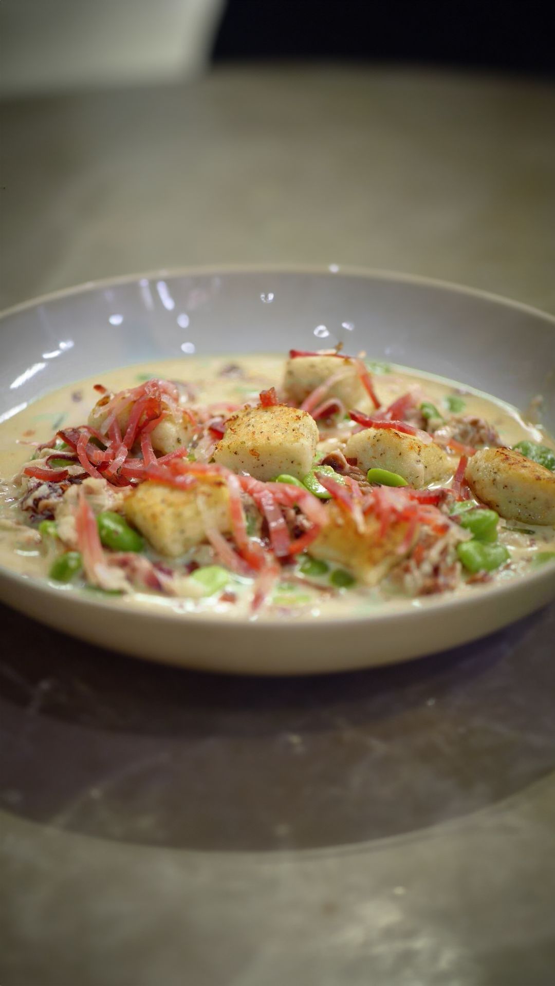 Gnocchi met ham, radicchio, tuinbonen en taleggio