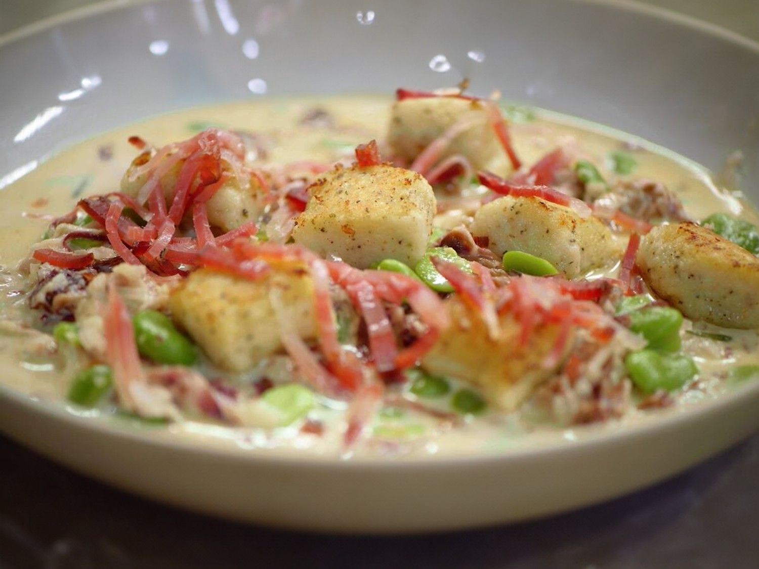Gnocchi met ham, radicchio, tuinbonen en taleggio