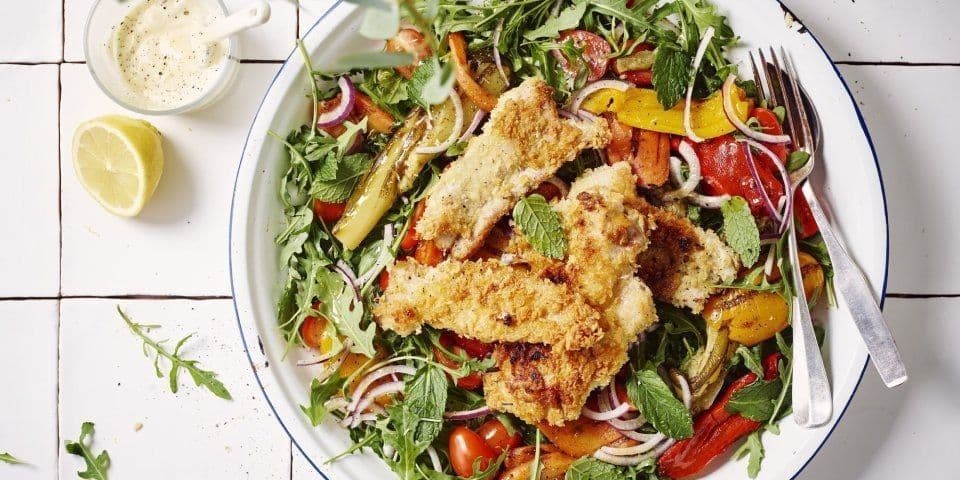 Salade met gegrilde groenten, krokant konijn en aïoli