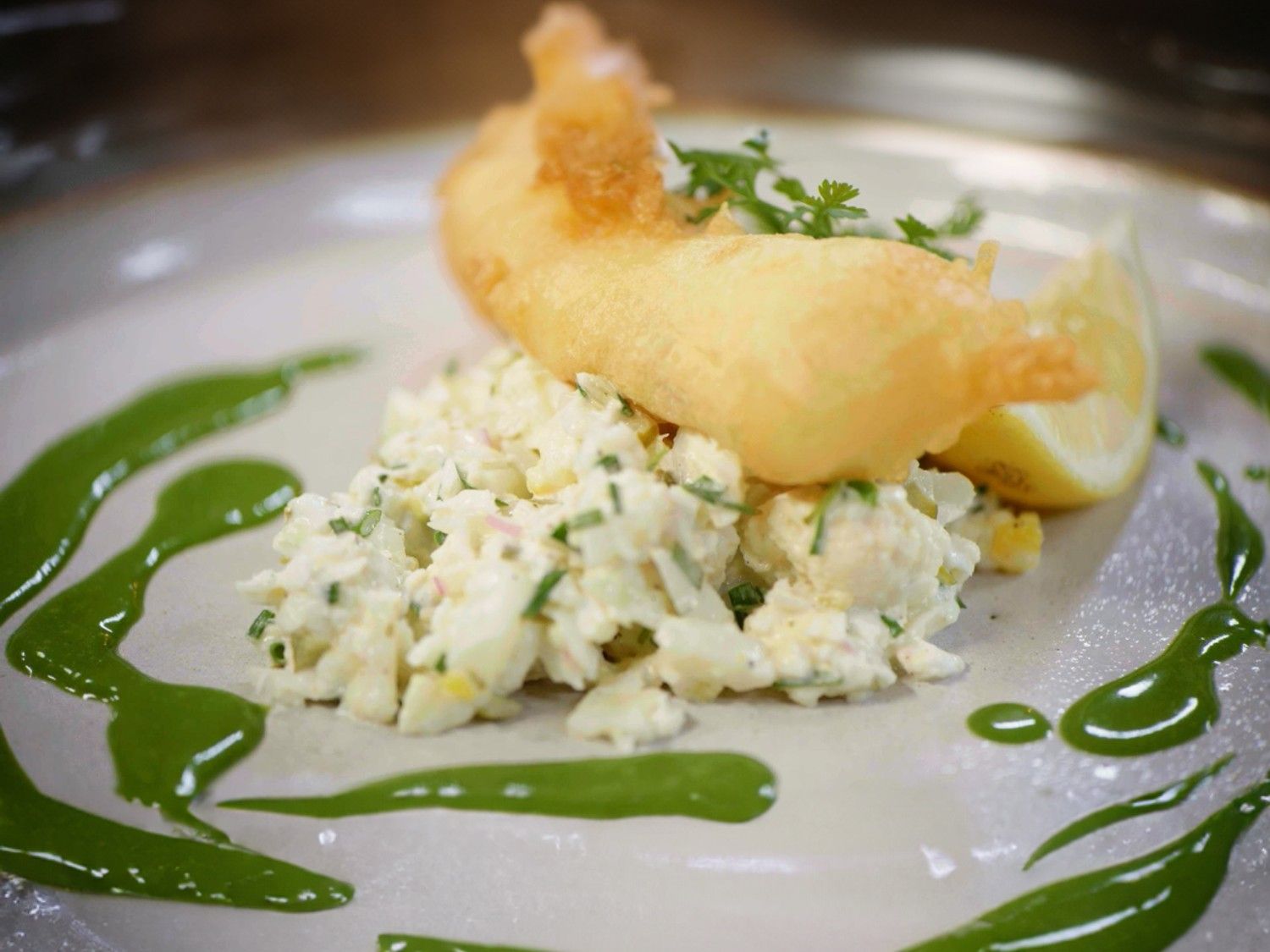 Kibbeling van wijting met bloemkooltartaar en peterseliecoulis