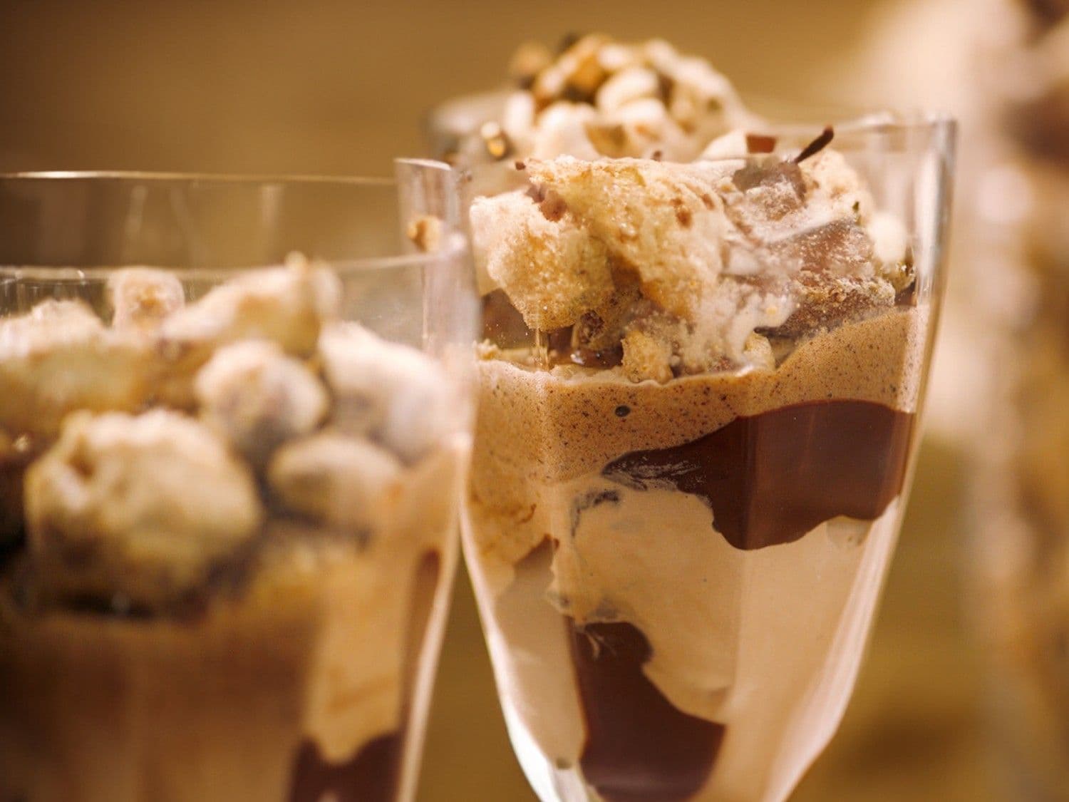 Chocoladesabayon met gesuikerde notenmix