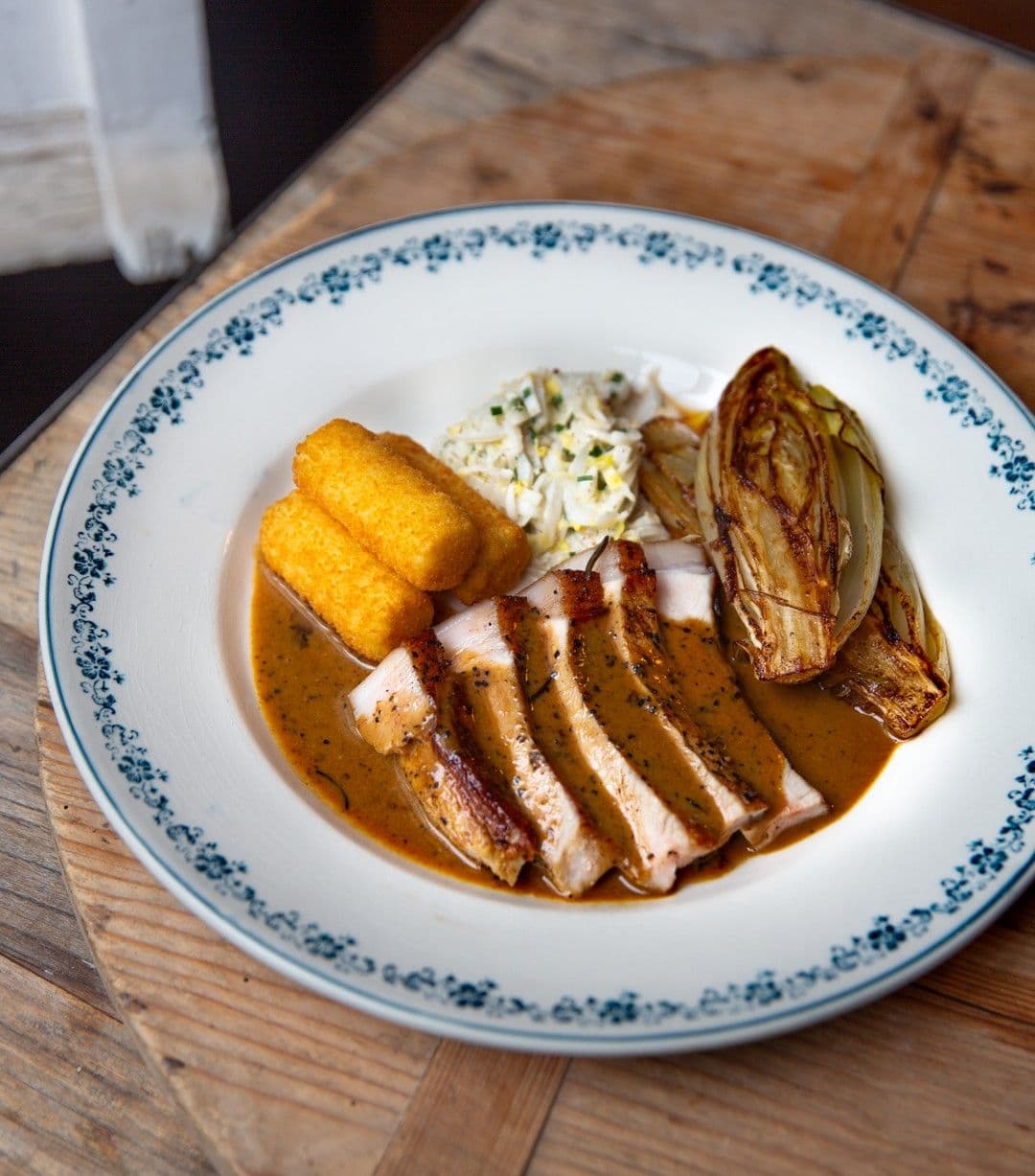 Kotelet met peperroomsaus, witloof en kroketten