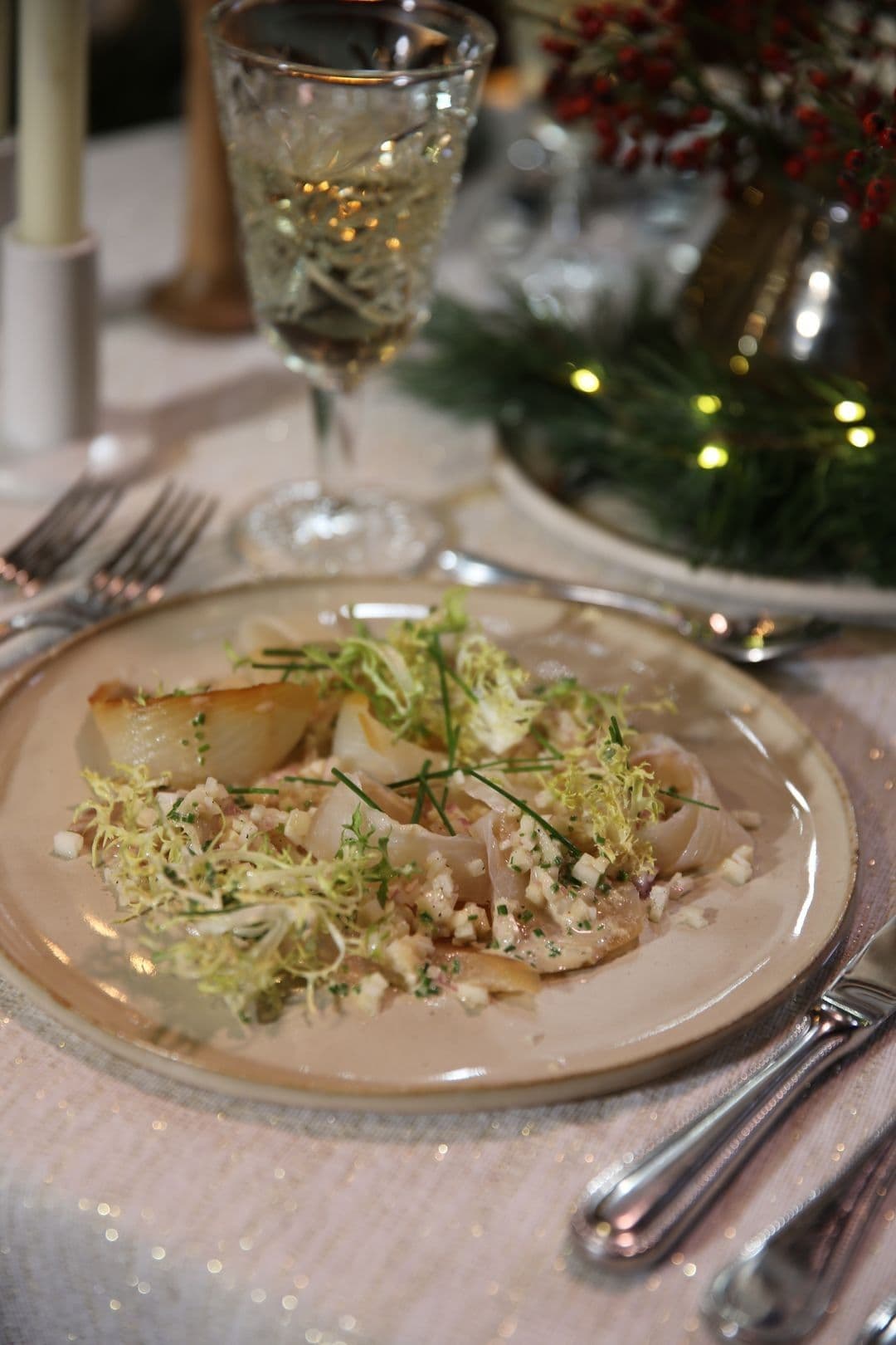 Carpaccio van gerookte heilbot met tartaar van knolselder en appel