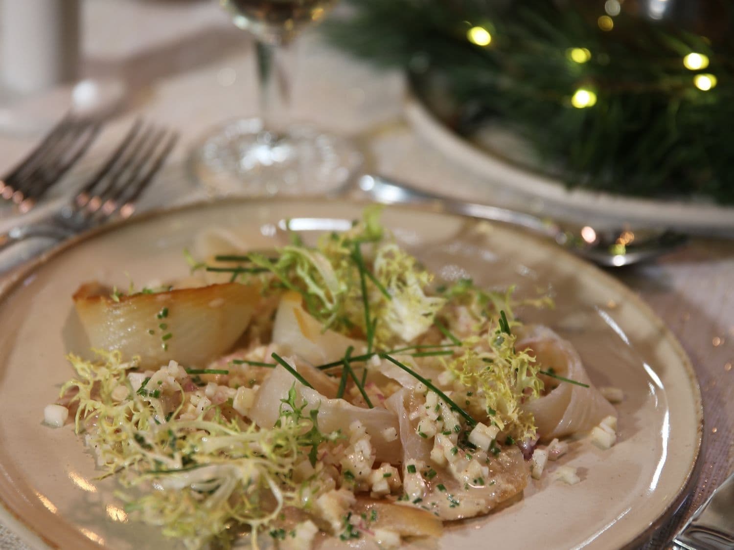 Carpaccio van gerookte heilbot met tartaar van knolselder en appel