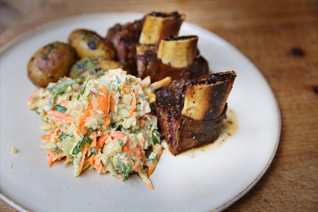 Short ribs met krieltjes en coleslaw