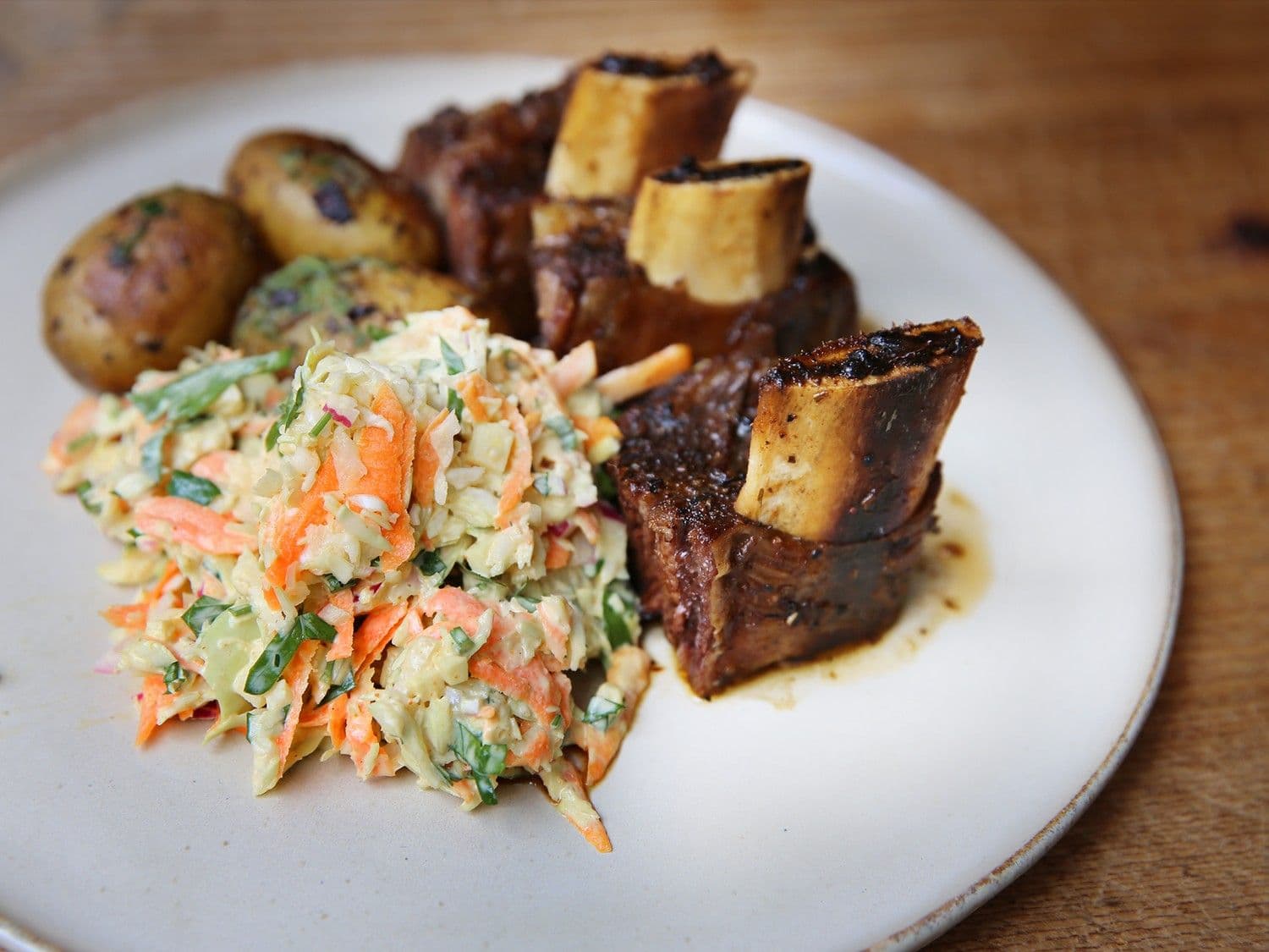 Short ribs met krieltjes en coleslaw