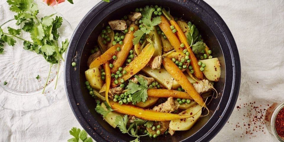 Tajine van kalfsvlees, erwten, aardappel en wortel