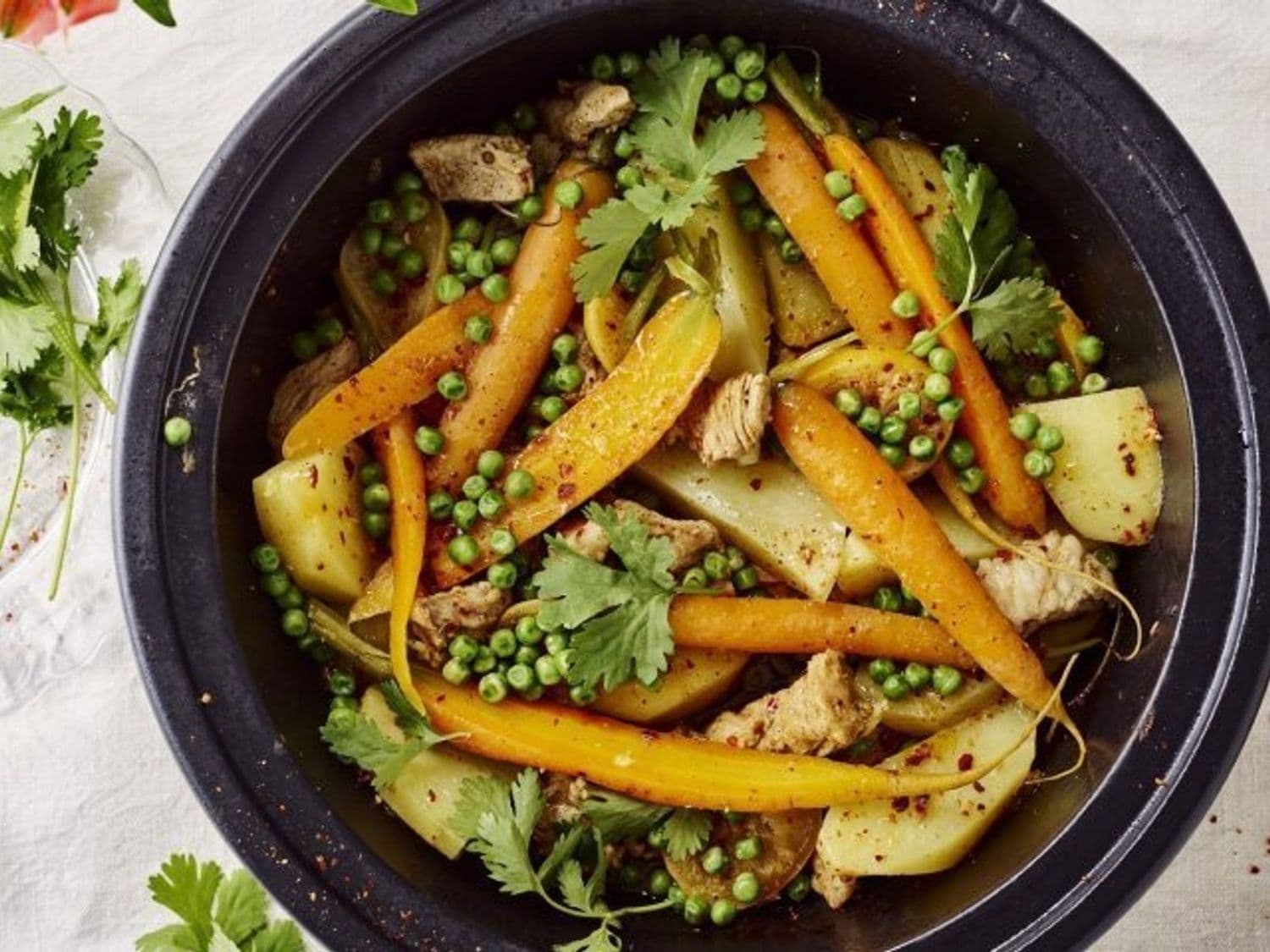 Tajine van kalfsvlees, erwten, aardappel en wortel