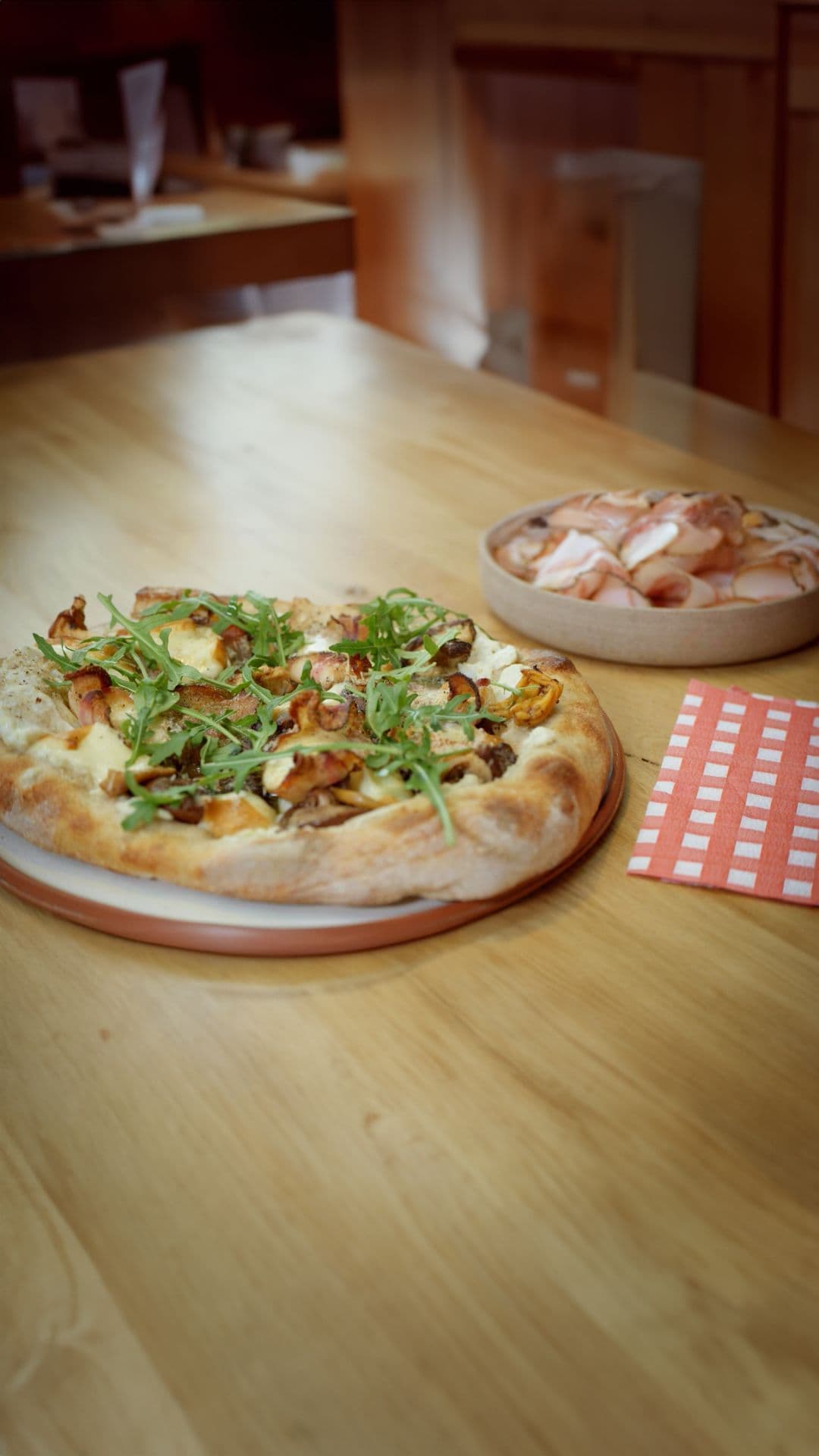 Desempizza met citroenricotta, aardpeer en boschampignons