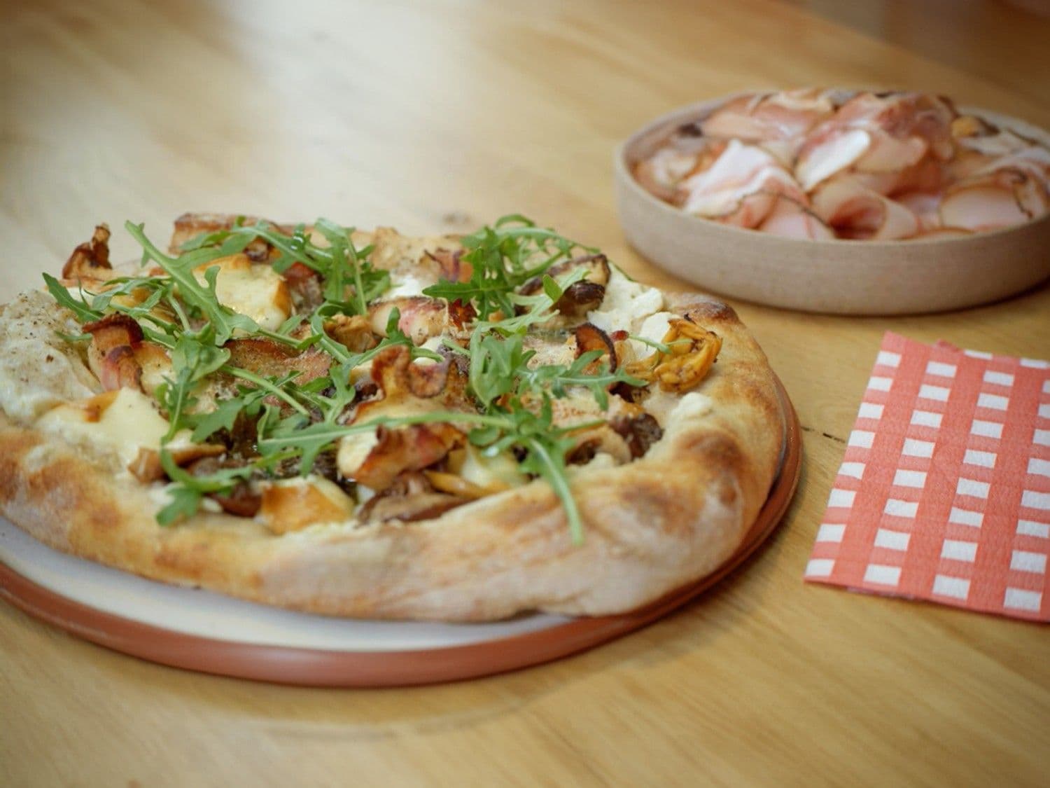 Desempizza met citroenricotta, aardpeer en boschampignons