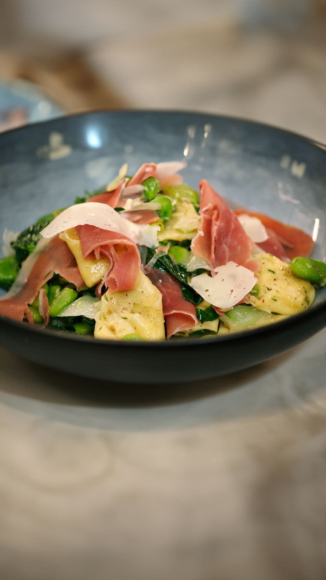 Tortellini met Belgische kaas, tuinbonen, Sint-Eloyham en spinazie