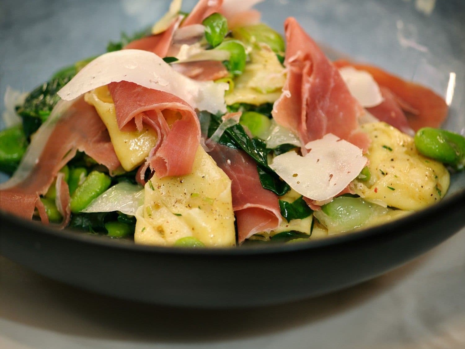 Tortellini met Belgische kaas, tuinbonen, Sint-Eloyham en spinazie