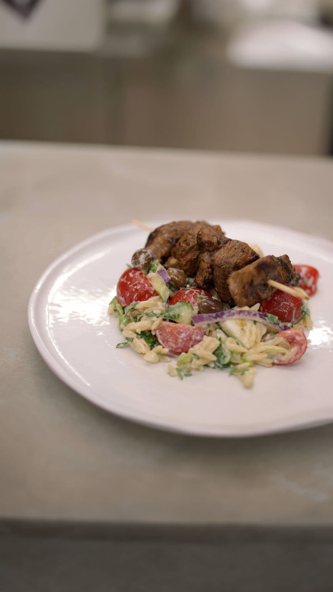 Souvlaki van lamsvlees met groenten en Griekse pasta