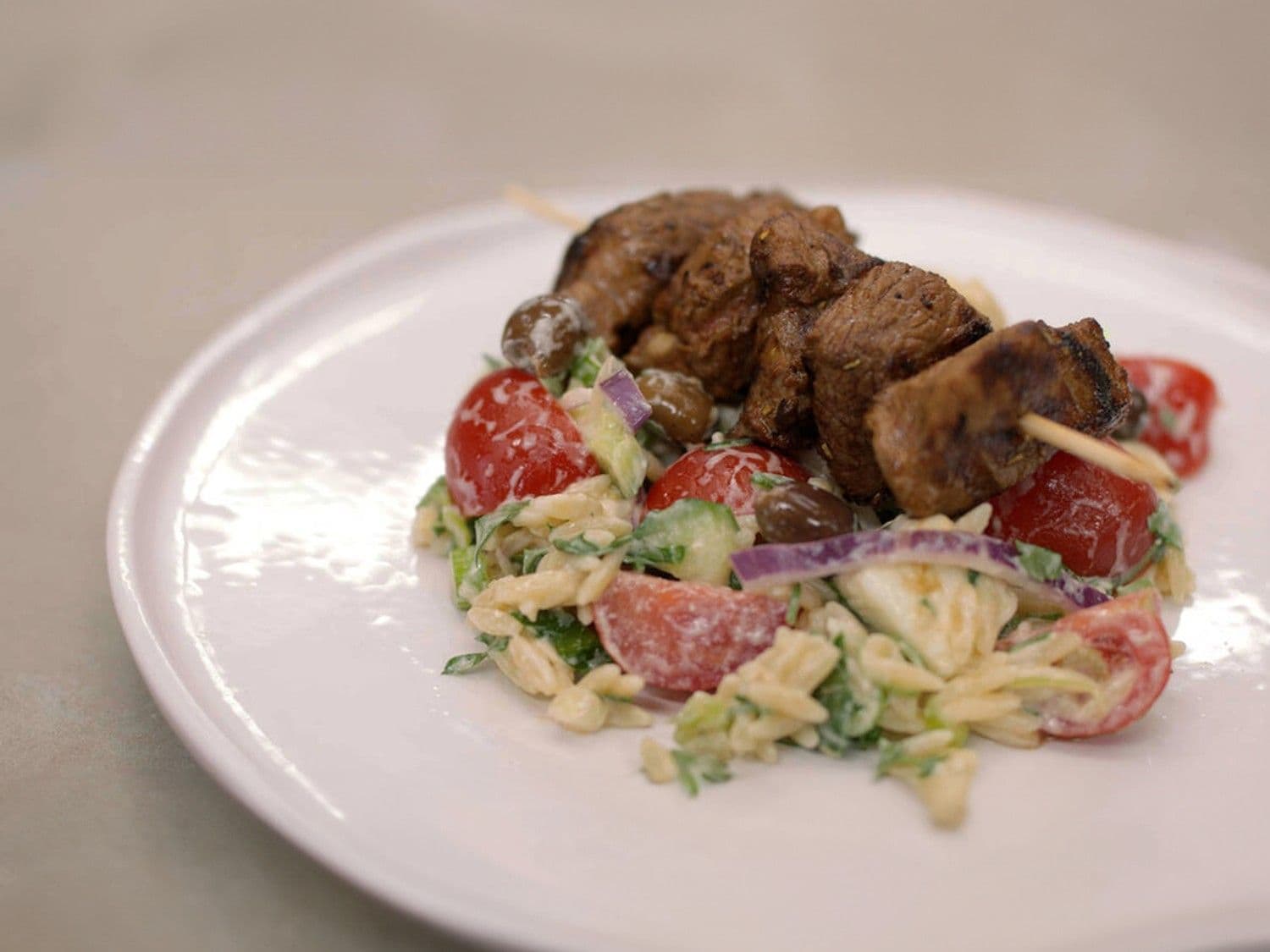 Souvlaki van lamsvlees met groenten en Griekse pasta