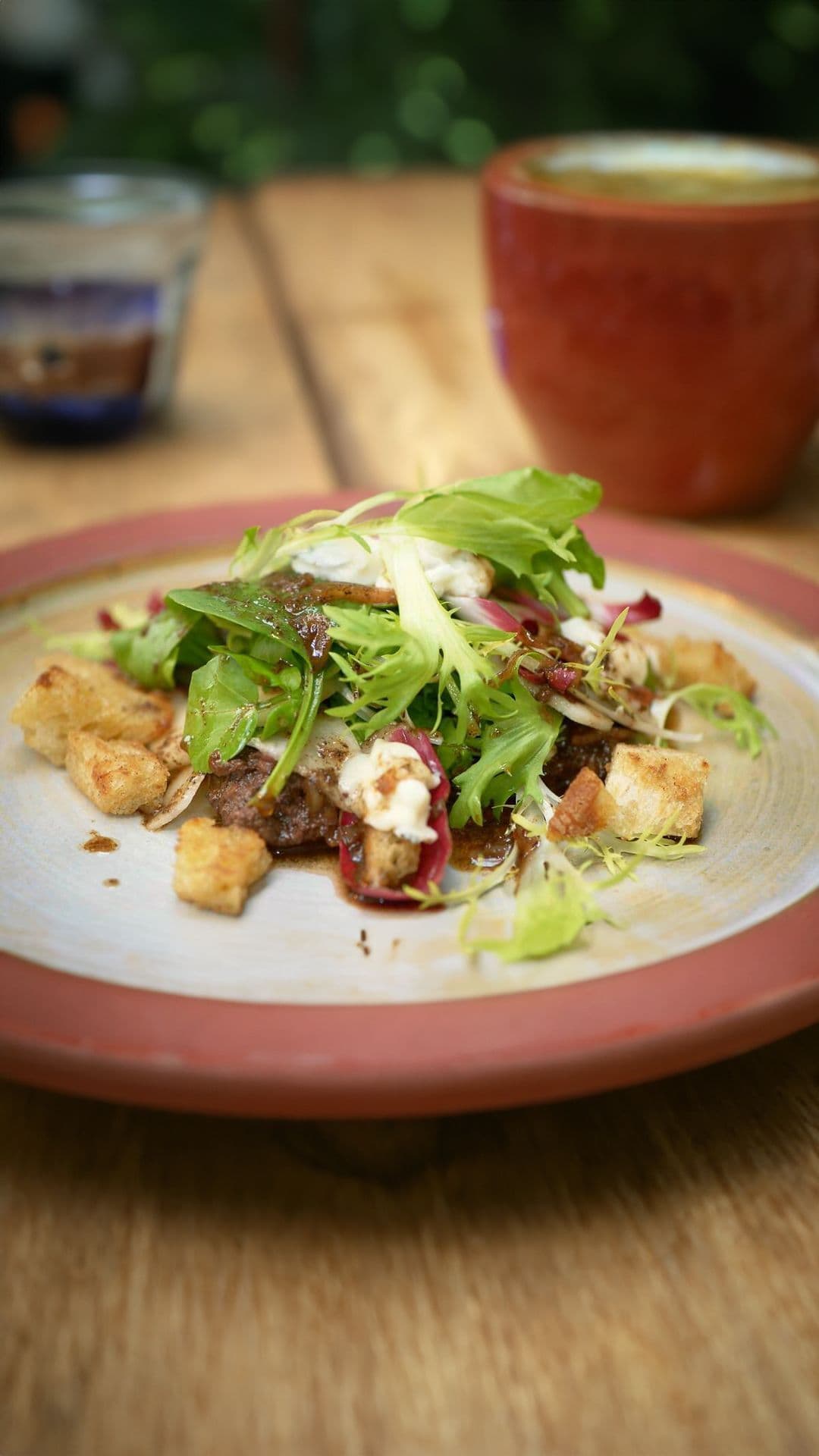 Salade van kippenlevertjes, peer en blauwe kaas