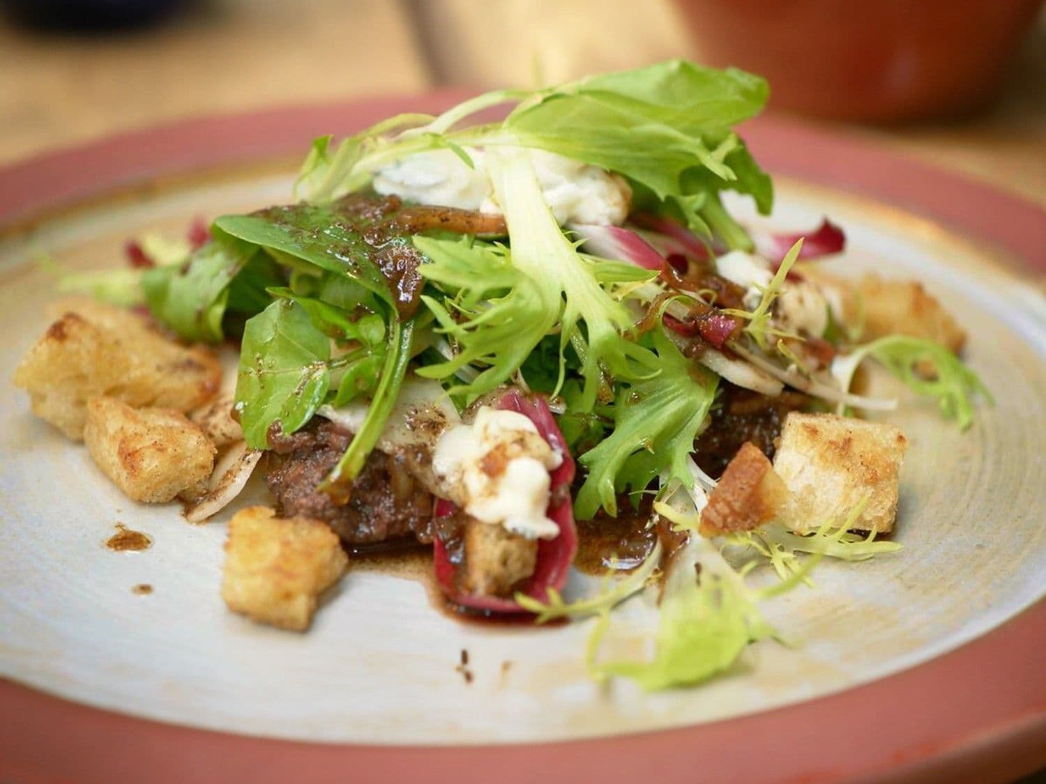 Salade van kippenlevertjes, peer en blauwe kaas