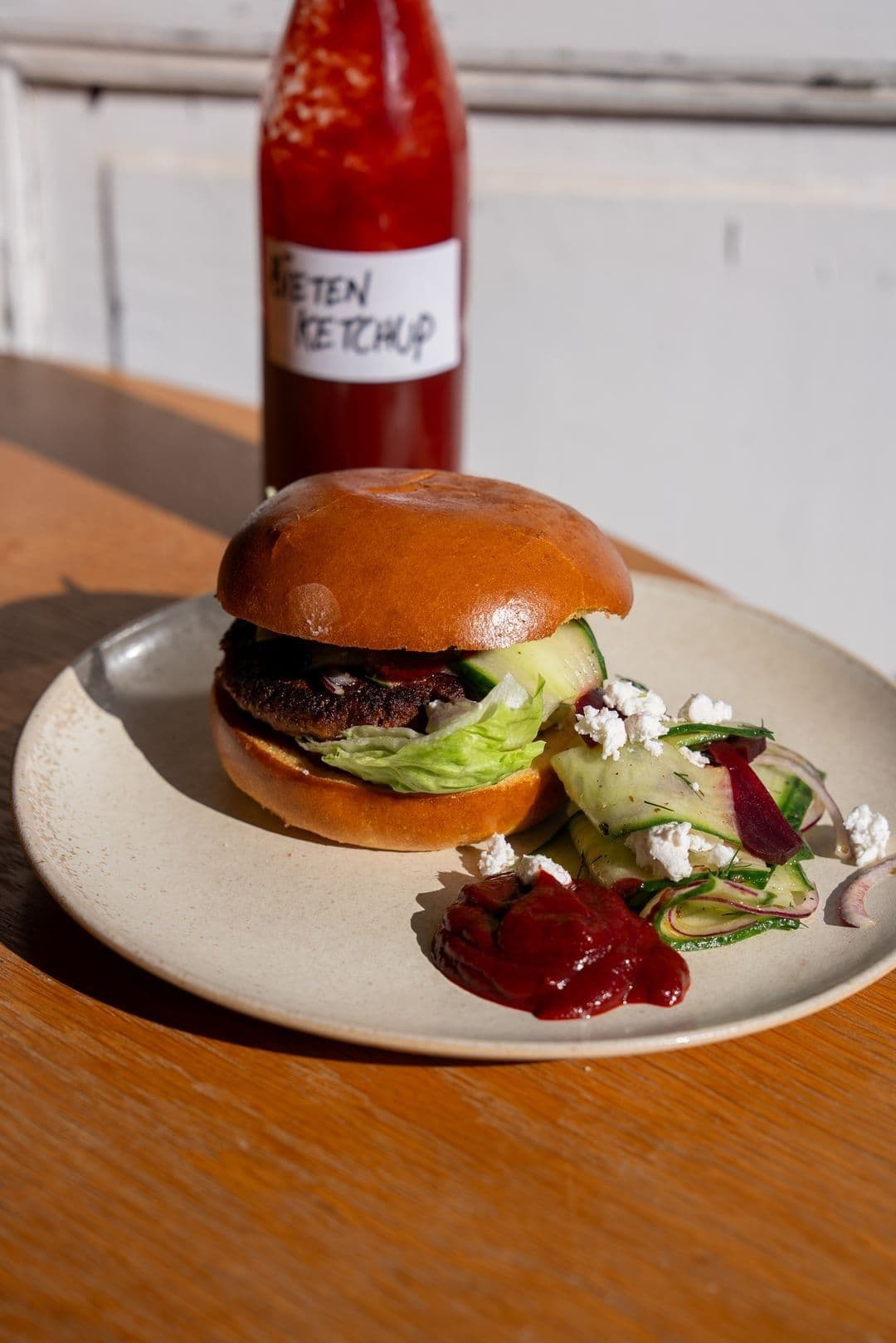 Bietburger met feta en ketchup van rode biet