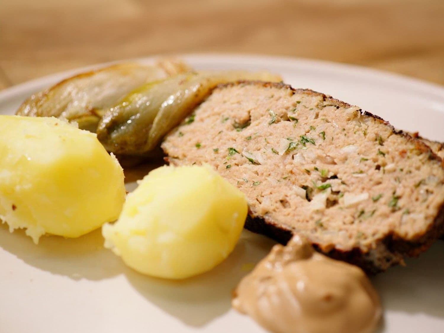 Vleesbrood met gebraiseerd grondwitloof en gekookte aardappelen