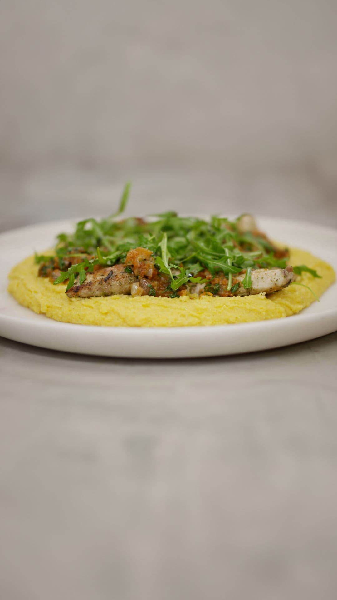 Gegrilde konijnfilets alla puttanesca met polenta en rucola