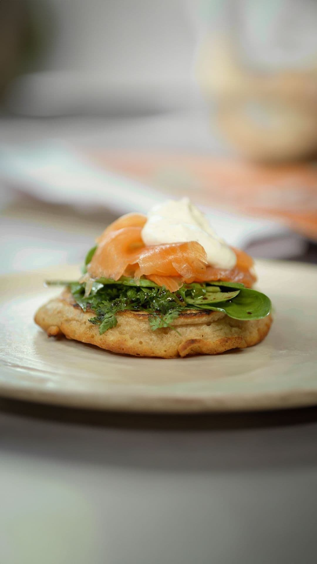 Blini’s met spinazie, gerookte zalm en geitenkaascrème met peper
