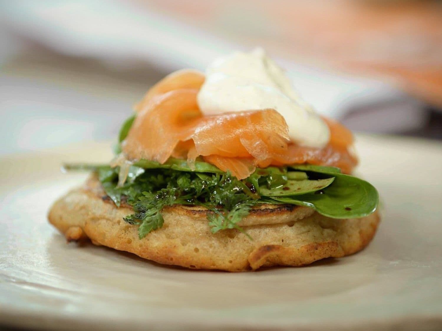 Blini’s met spinazie, gerookte zalm en geitenkaascrème met peper