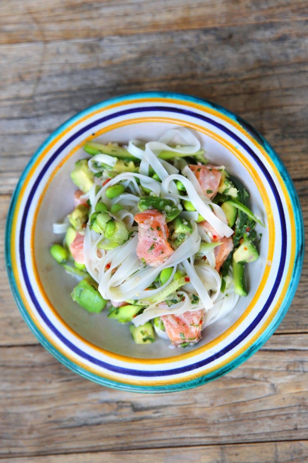 Thaise noedelsalade met gemarineerde zalm en avocado