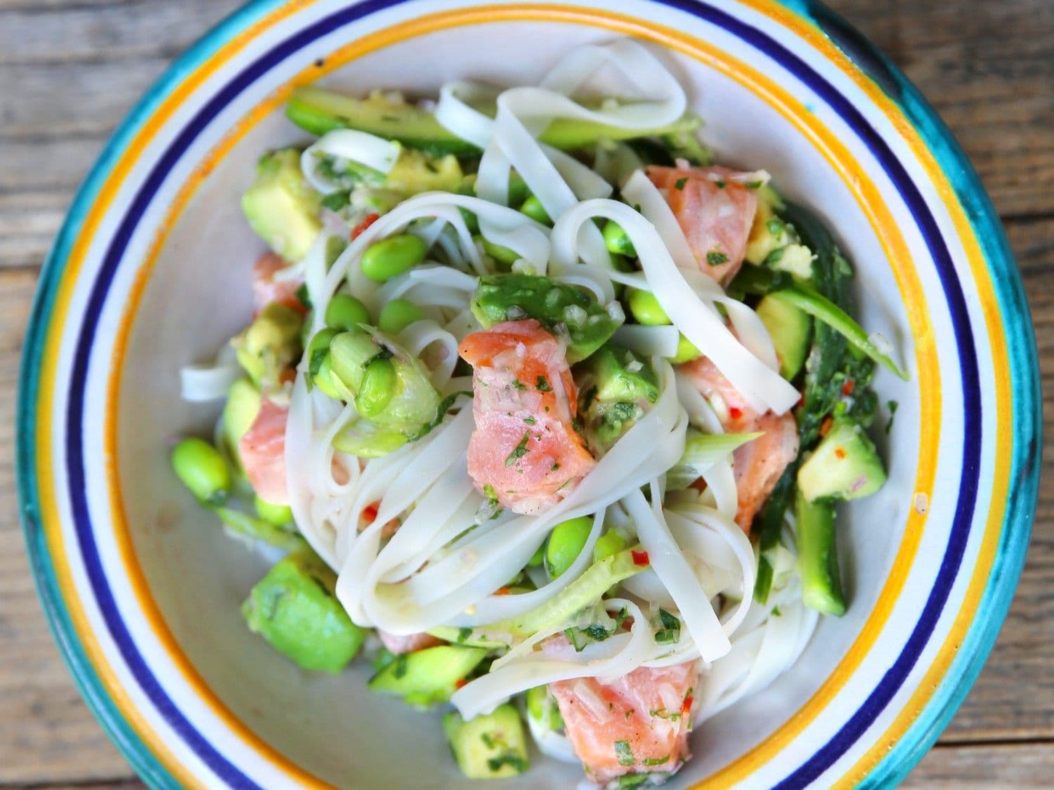 Thaise noedelsalade met gemarineerde zalm en avocado
