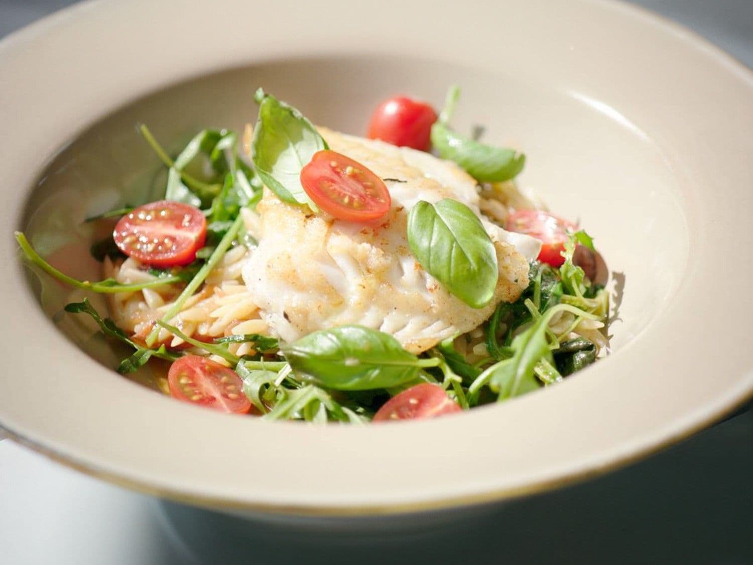 Roodbaars puttanesca met Griekse pasta 