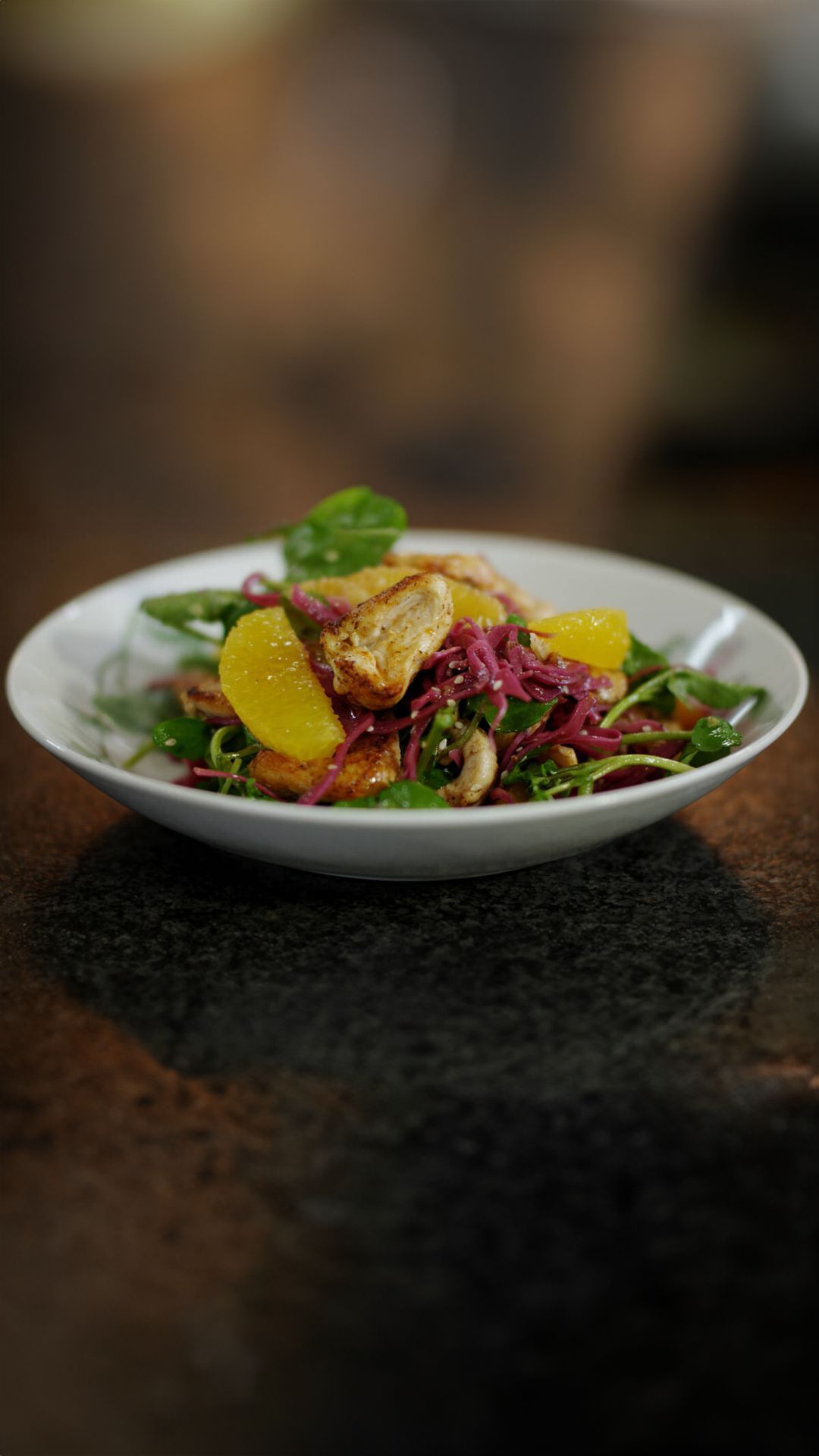 Salade van gemarineerde rode kool met kip