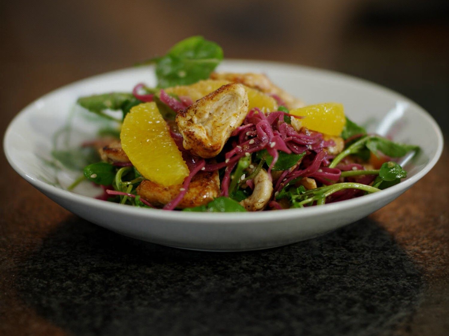 Salade van gemarineerde rode kool met kip