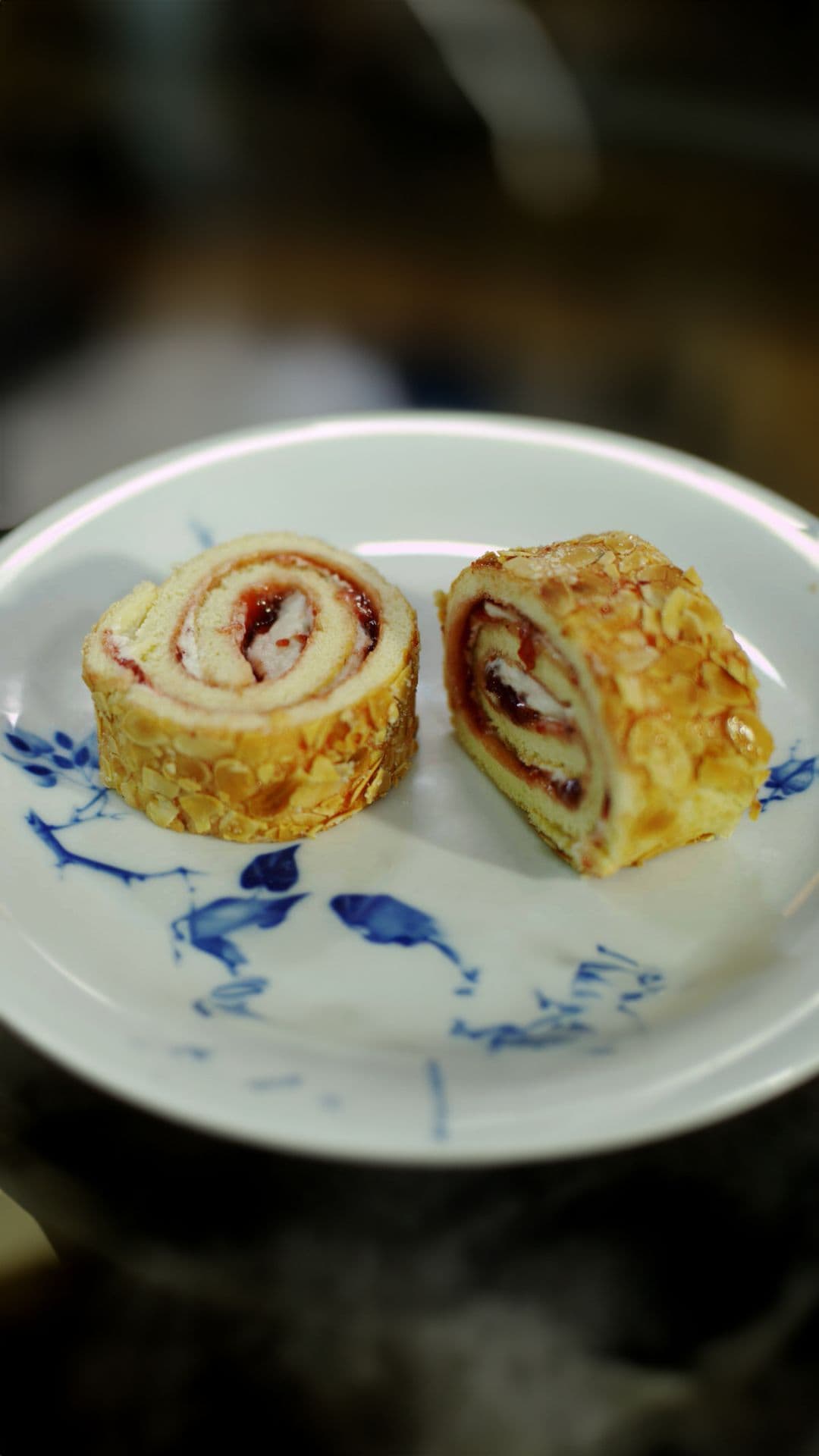 Rolcake met aardbeienconfituur