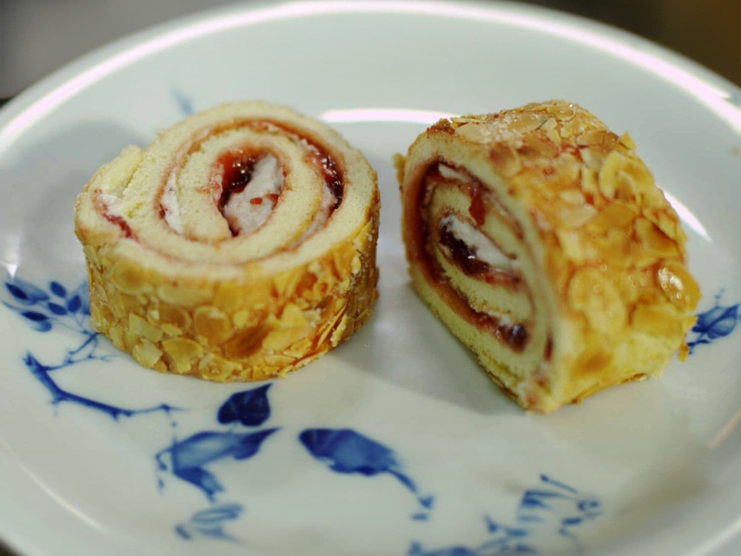 Rolcake met aardbeienconfituur