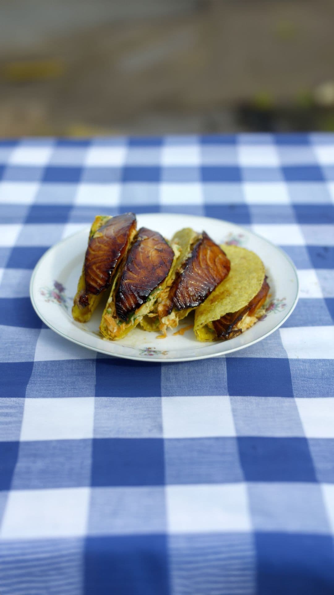 Taco's gevuld met oosterse koolsla en zalm