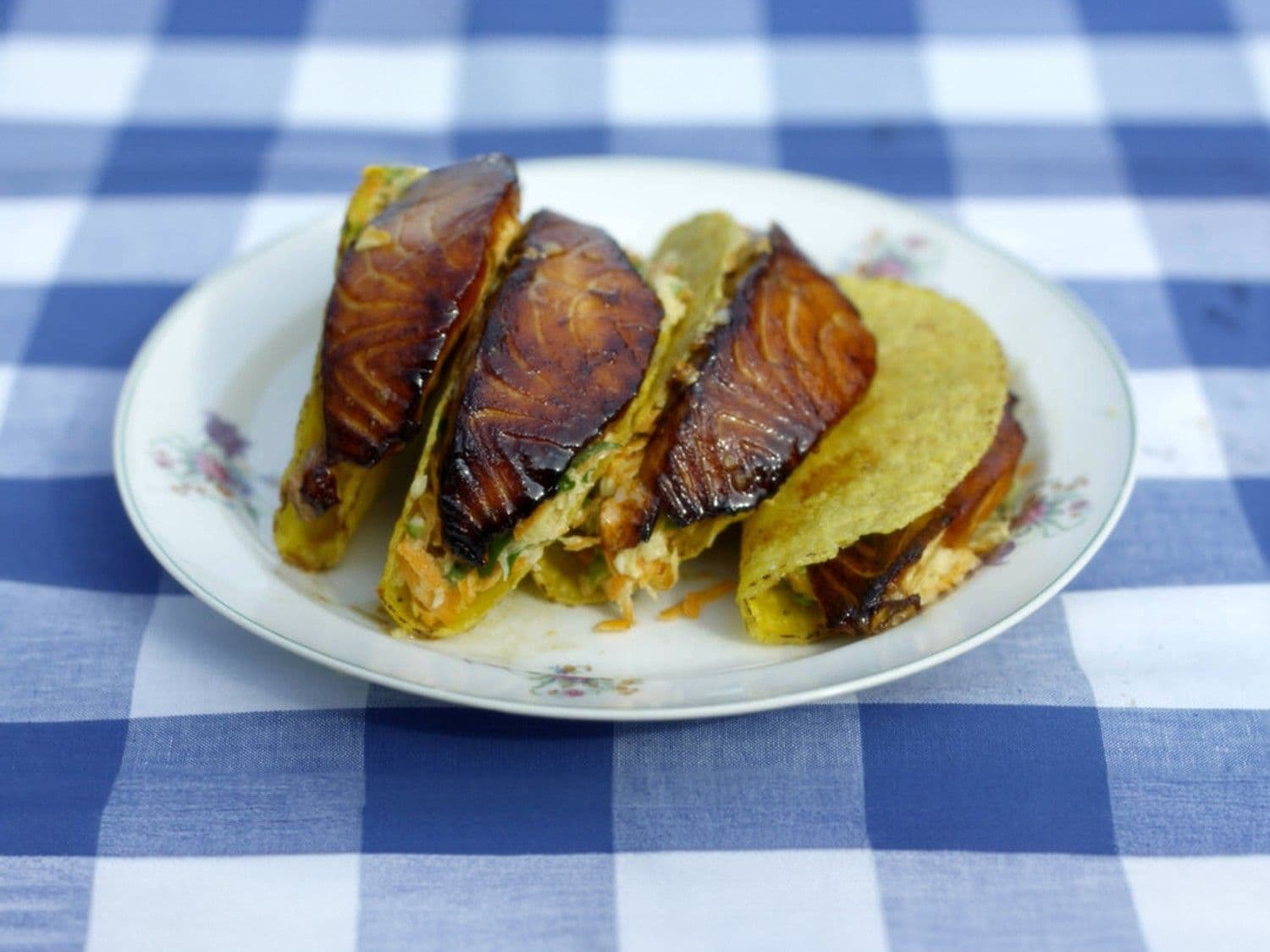 Taco's gevuld met oosterse koolsla en zalm