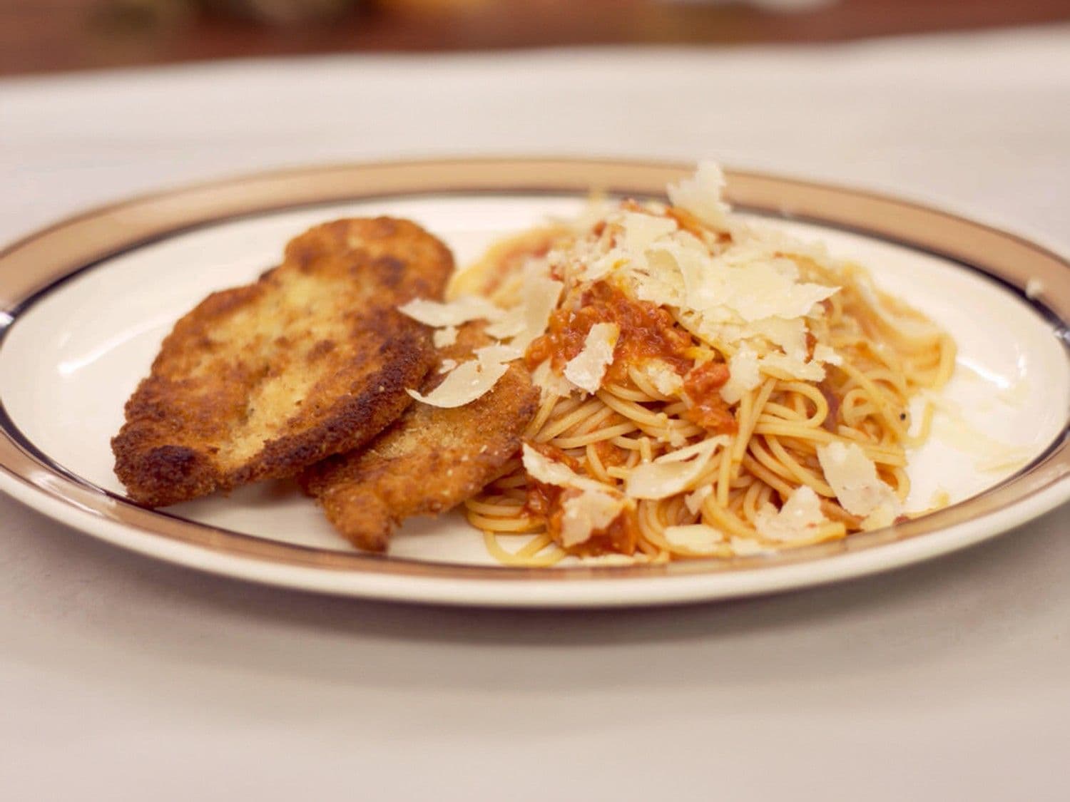 Gepaneerde kip en pasta met verse tomaat