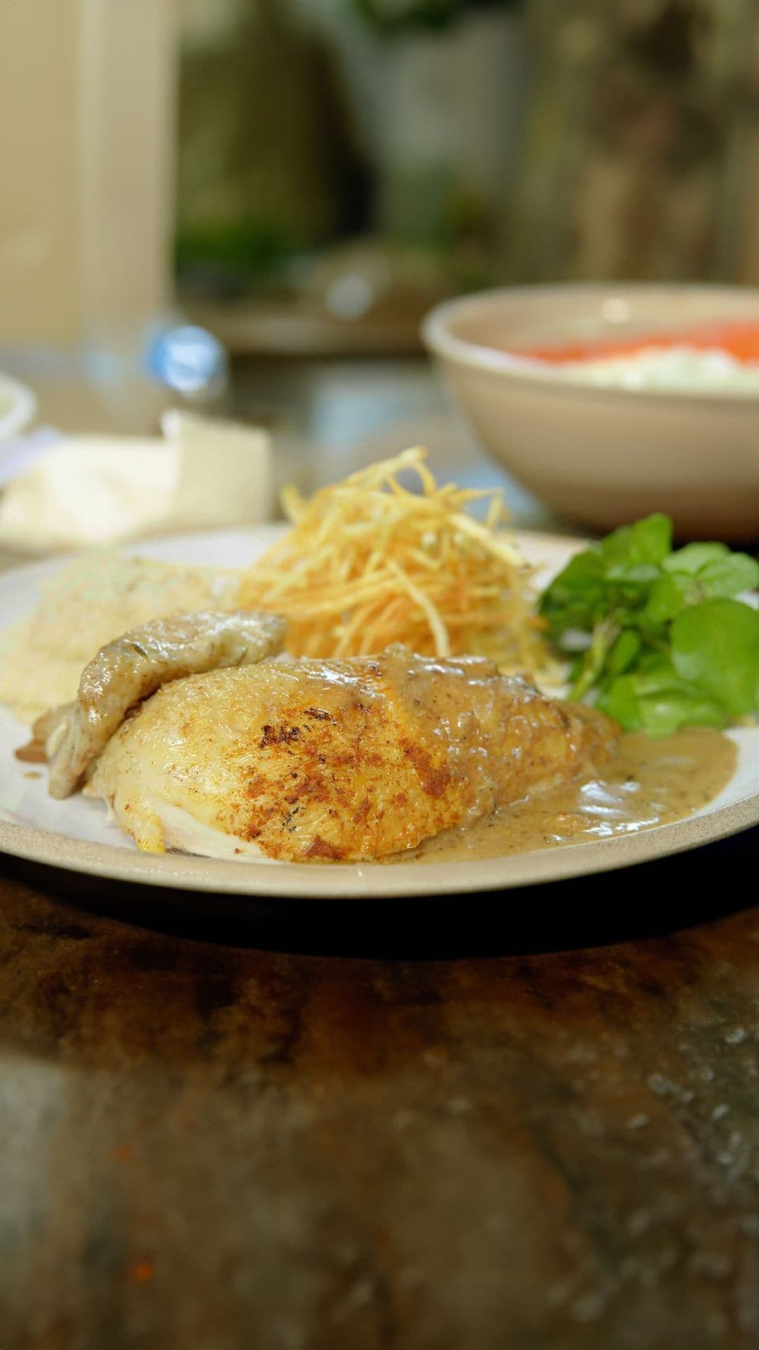 Hoevekip met appel-knolseldermash en pommes pailles