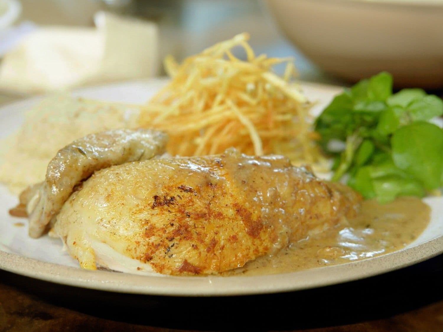 Hoevekip met appel-knolseldermash en pommes pailles