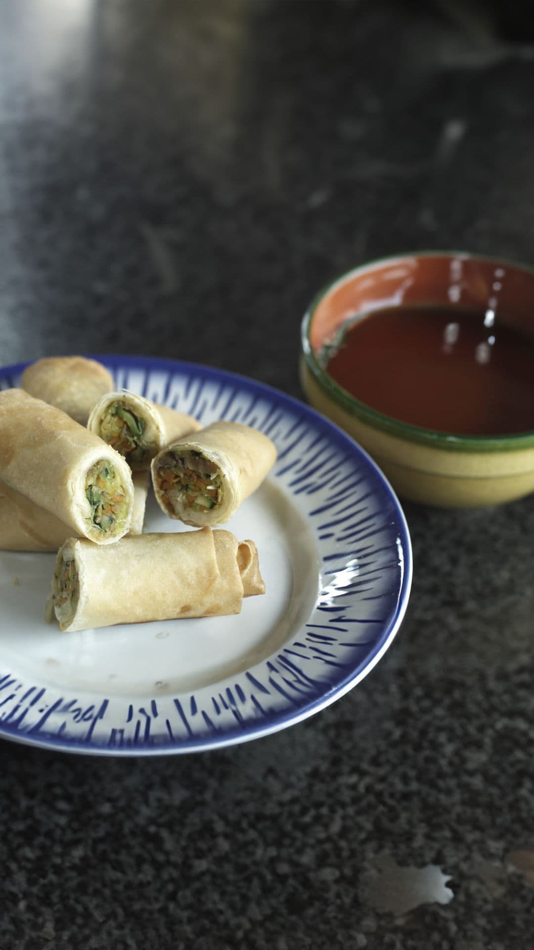 Groenteloempia's met zoetzure saus