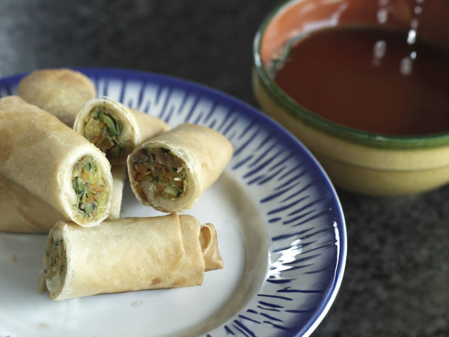 Groenteloempia's met zoetzure saus