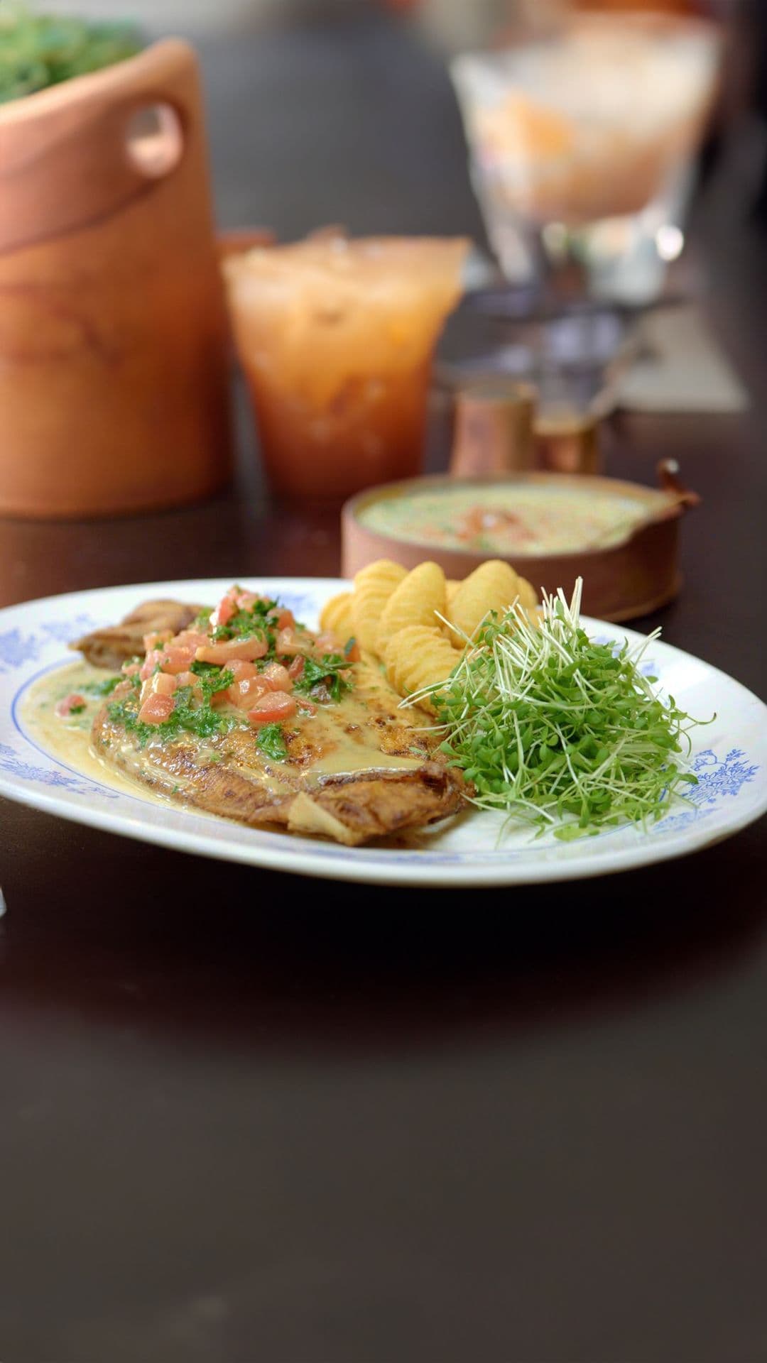 Gebakken tongschar met ansjovis-beurre blanc en denappeltjes